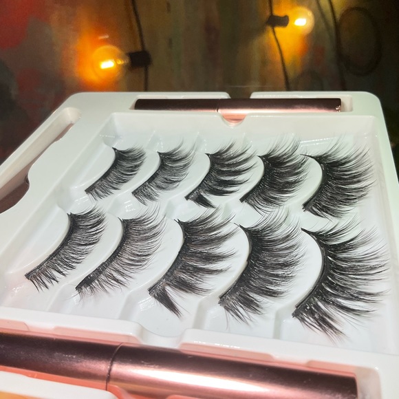 Magnetic eyelashes/EyeLiner Kit with tweezers, 5 Beauty Styles, Black - Picture 3 of 6